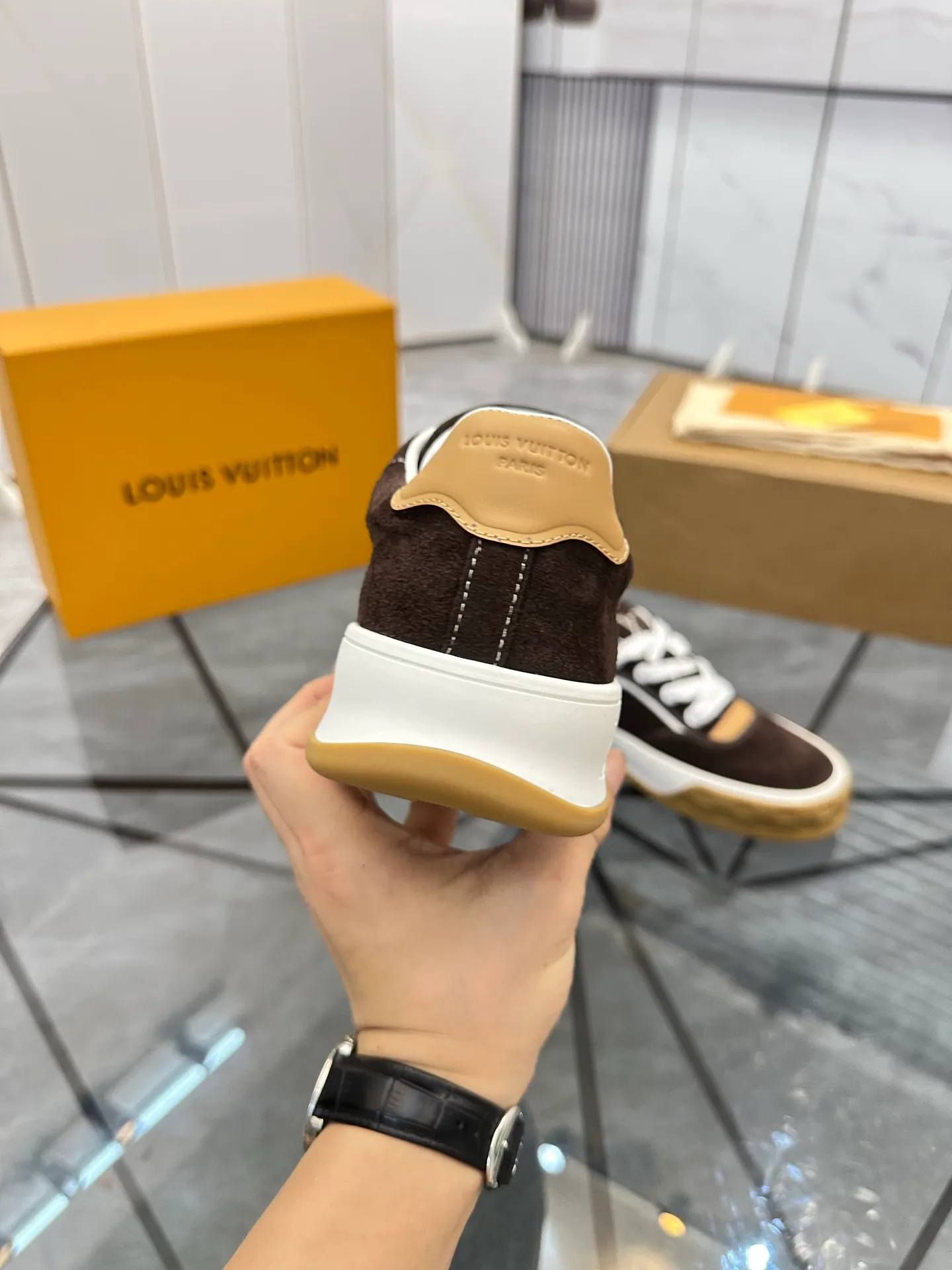 Men's shoes for sale 💰: 💰P660¥ Top quality Comes with airplane case Product trademark: LV* "Louis Vuitton*" low-top casual shoes Regular size: 35-44 (can be customized to 45) Couple style Product materials: imported nubuck leather upper, sheepskin lining, original outsole. Number: 819